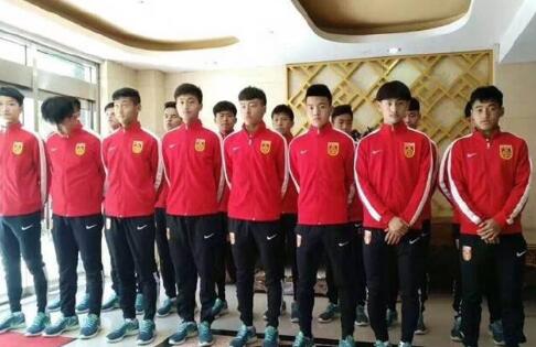 杨若晴洗干净了双手，也来到了床边，侧身坐了下来。